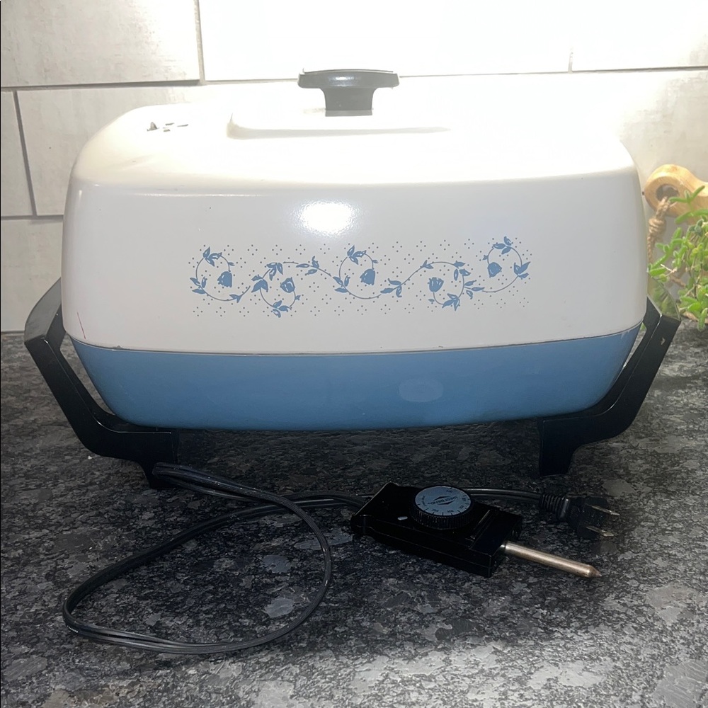 West Bend 1980’s Vintage Blue and White Electric Skillet with lid. Teflon